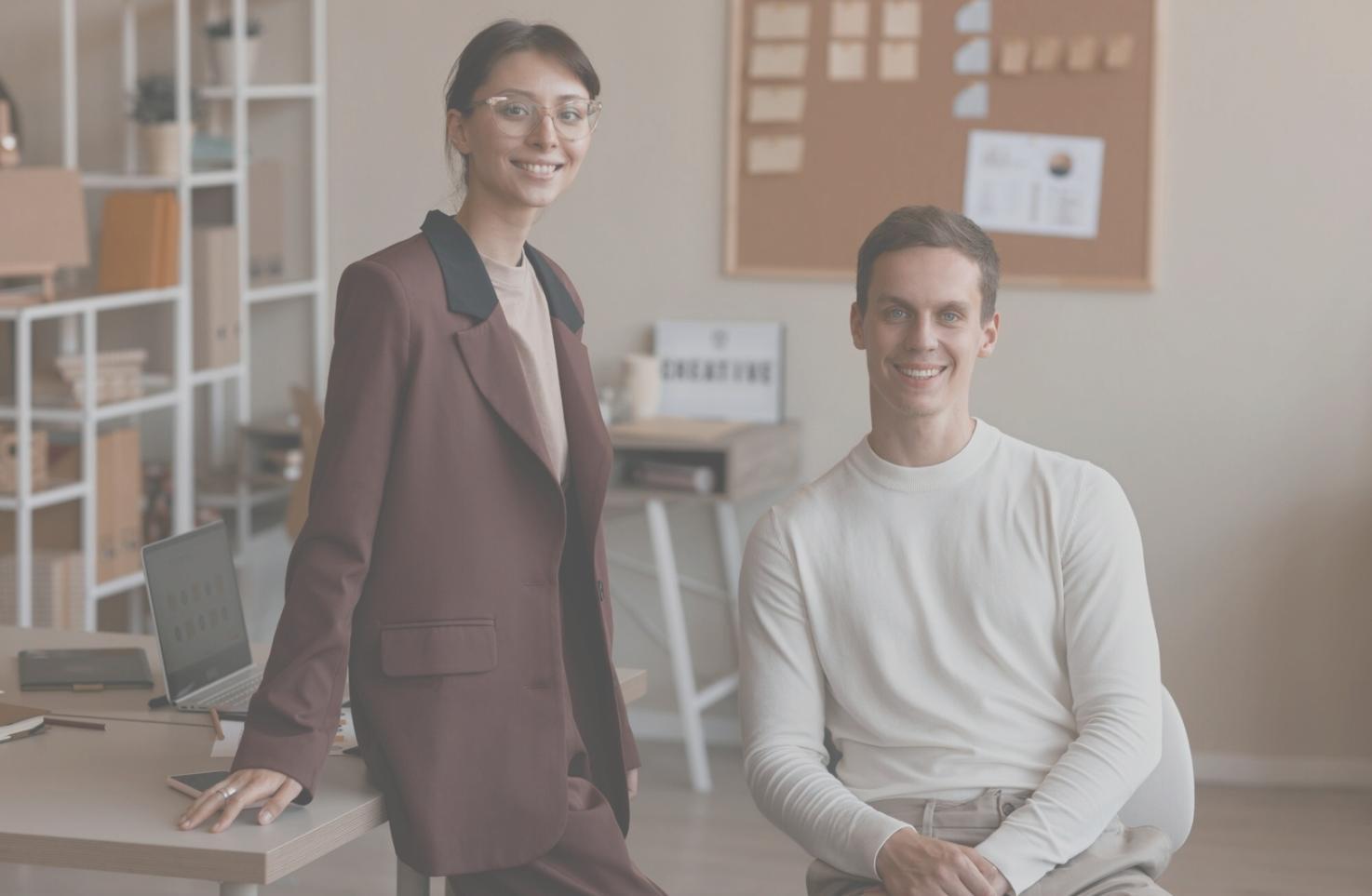 Gruppe von Teilnehmern arbeitet gemeinsam an Budget-Analysen