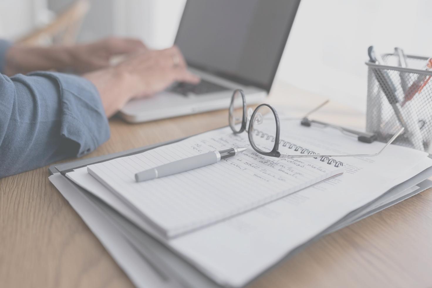 Persönliche Finanzberatung in modernem Büro