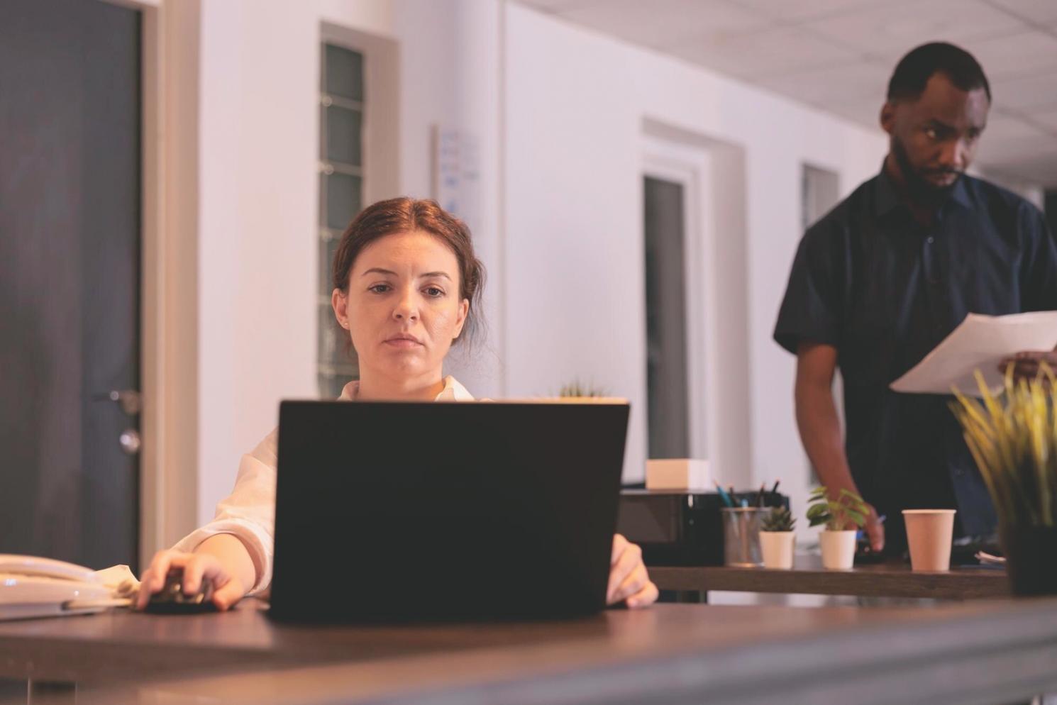 Moderne Finanzanalyse am Arbeitsplatz mit Laptop und Dokumenten