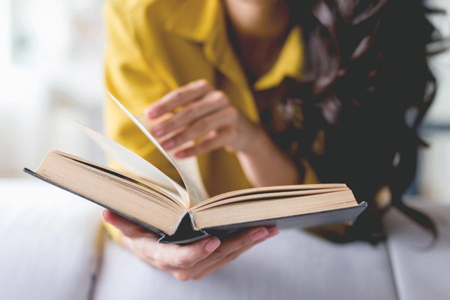 Teilnehmer arbeiten gemeinsam an Budgetanalysen